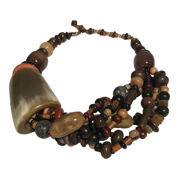 NEIMAN MARCUS BEADED NECKLACE WITH LARGE SHELL. CHOKER STYLE. ONE SIZE. - Picture 2 of 6